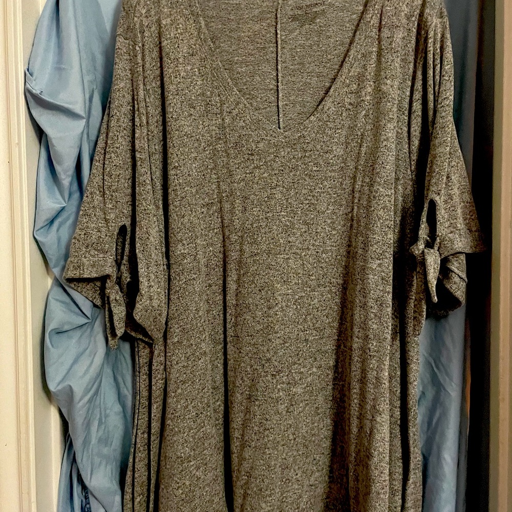 Sleeve tied gray V neck shirt